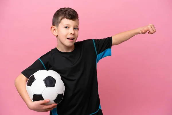 Malý Kavkazský Fotbalista Chlapec Izolované Růžovém Pozadí Dává Palce Nahoru — Stock fotografie