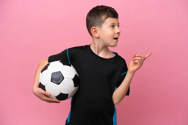 Malý Kavkazský Fotbalista Chlapec Izolovaný Růžovém Pozadí Úmyslem Realizovat Řešení — Stock fotografie