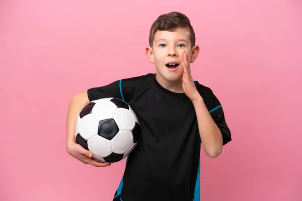 Trochę Kaukaski Piłkarz Chłopiec Izolowany Różowym Tle Zaskoczeniem Wstrząśnięty Wyraz — Zdjęcie stockowe