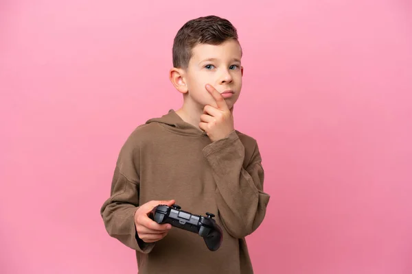 Pequeño Chico Caucásico Jugando Con Controlador Videojuegos Aislado Sobre Fondo —  Fotos de Stock