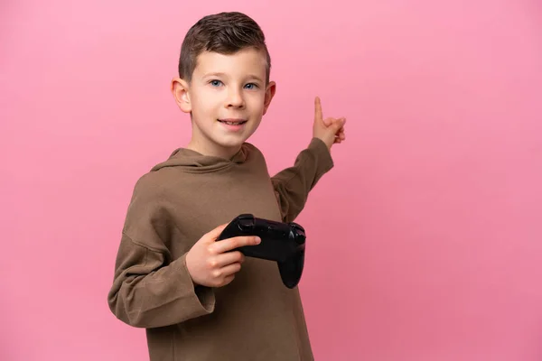 Маленький Белый Мальчик Играет Контроллером Видеоигры Изолирован Розовом Фоне Указывая — стоковое фото