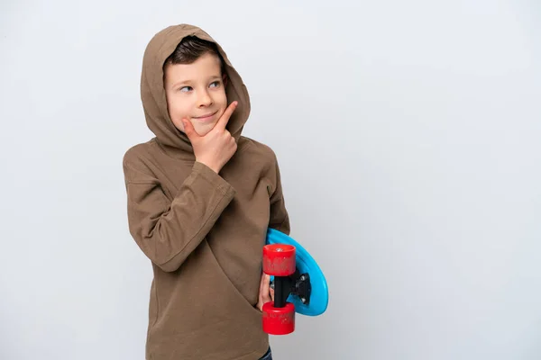 Pequeno Menino Caucasiano Isolado Fundo Branco Com Skate Olhando Lateral — Fotografia de Stock