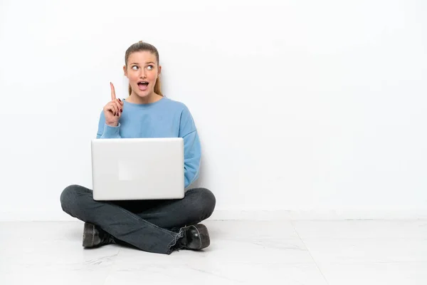 Junge Frau Mit Laptop Sitzt Auf Dem Boden Und Denkt — Stockfoto