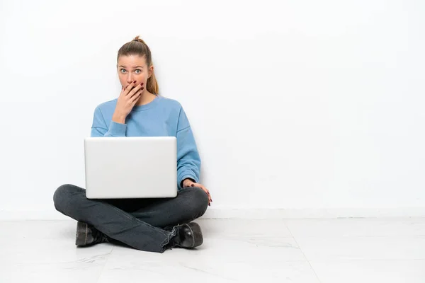 Junge Frau Mit Laptop Auf Dem Boden Überrascht Und Schockiert — Stockfoto