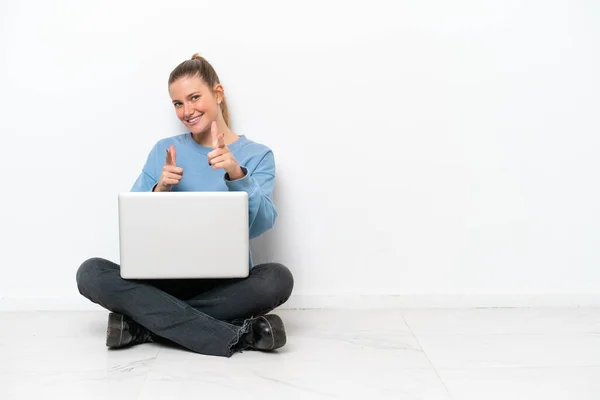 Junge Frau Mit Laptop Auf Dem Boden Die Nach Vorne — Stockfoto