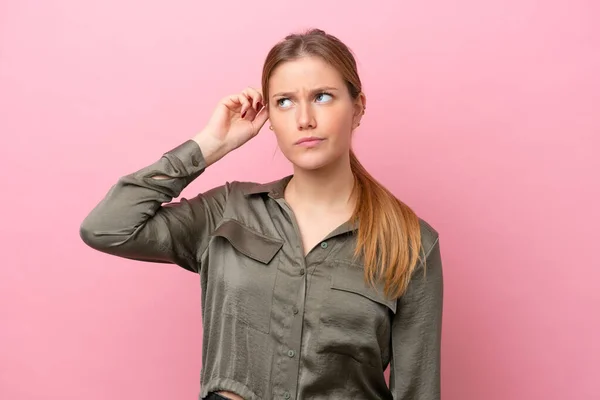 Mujer Joven Caucásica Aislada Sobre Fondo Rosa Que Tiene Dudas —  Fotos de Stock