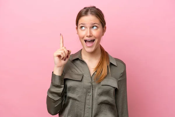 Jeune Femme Caucasienne Isolée Sur Fond Rose Dans Intention Réaliser — Photo