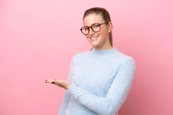 Junge Kaukasische Frau Isoliert Auf Rosa Hintergrund Präsentiert Eine Idee — Stockfoto