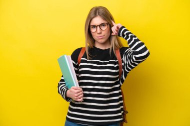 Sarı arka planda izole edilmiş genç bir bayan şüpheleri ve düşünceleri var.