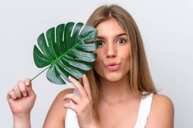 Beyaz arka planda, elinde palmiye yaprağı olan beyaz bir kadın. Portreyi kapat