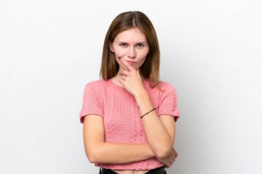 Beyaz arka planda izole edilmiş genç bir İngiliz kadın.