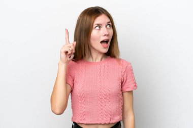 Beyaz arka planda izole edilmiş genç İngiliz kadın parmağını kaldırarak çözümü anlamaya çalışıyor.