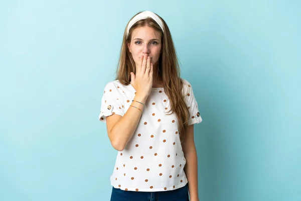 Junge Kaukasische Frau Über Isoliertem Hintergrund Der Mund Mit Der — Stockfoto