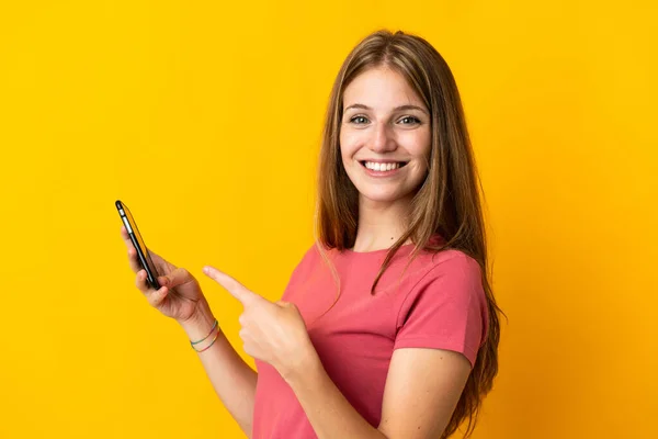 Giovane Donna Utilizzando Telefono Cellulare Isolato Sfondo Giallo Indicandolo — Foto Stock