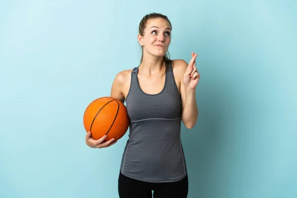 Jeune Femme Jouant Basket Isolé Sur Fond Bleu Avec Les — Photo