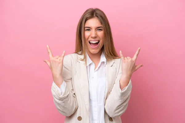 Junge Kaukasierin Isoliert Auf Rosa Bakcground Und Macht Horn Geste — Stockfoto