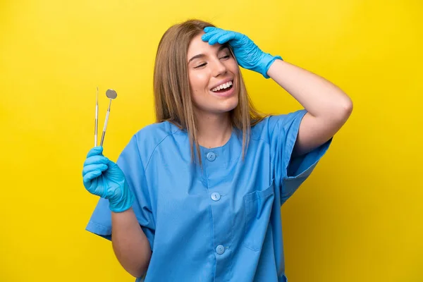 Dentista Caucasiano Mulher Segurando Ferramentas Isoladas Fundo Amarelo Sorrindo Muito — Fotografia de Stock