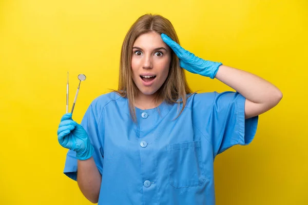 Dentiste Femme Caucasienne Tenant Des Outils Isolés Sur Fond Jaune — Photo