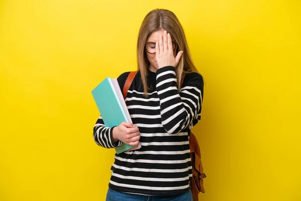 Jonge Student Vrouw Geïsoleerd Gele Achtergrond Met Vermoeide Zieke Uitdrukking — Stockfoto