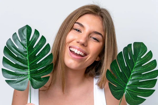 Jeune Femme Caucasienne Isolée Sur Fond Blanc Tenant Une Feuille — Photo