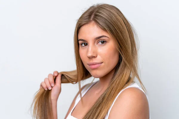 Jeune Femme Caucasienne Isolée Sur Fond Blanc Touchant Ses Cheveux — Photo