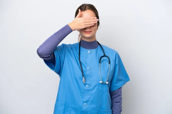 Joven Enfermera Caucásica Aislada Sobre Fondo Blanco Cubriendo Los Ojos —  Fotos de Stock
