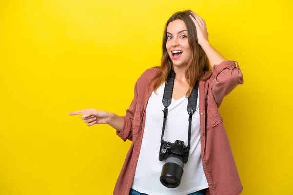 Jovem Fotógrafo Mulher Caucasiana Isolado Fundo Amarelo Surpreso Apontando Dedo — Fotografia de Stock