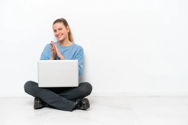 Giovane Donna Con Computer Portatile Seduta Sul Pavimento Applaudendo Dopo — Foto Stock