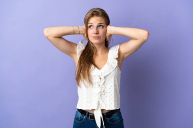 İzole edilmiş arka planda genç beyaz kadın hayal kırıklığına uğramış ve kulaklarını kapatmış.