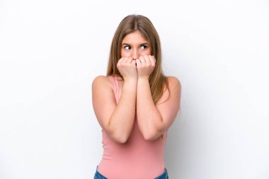 Beyaz fırında izole edilmiş beyaz bir kadın gergin ve korkmuş bir şekilde elleriyle suni teneffüs yapıyor.