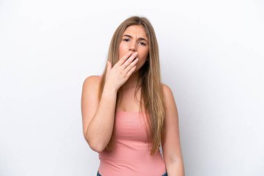 Beyaz fırında izole edilmiş beyaz bir kadın esniyor ve ağzı açık bir şekilde elleriyle ağzını kapatıyor.