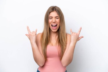 Beyaz fırında izole edilmiş genç beyaz kadın boynuz hareketi yapıyor.