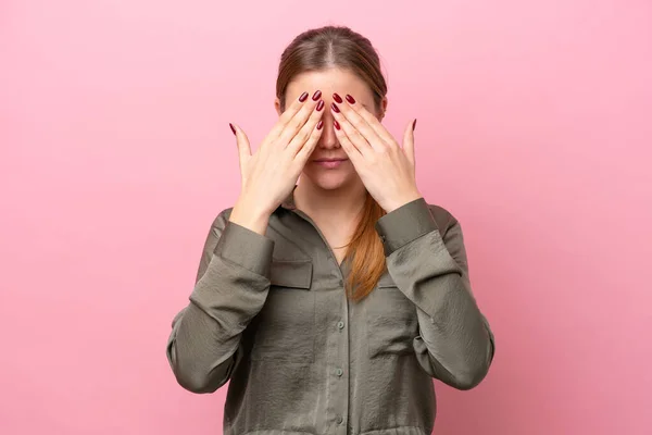 Mulher Caucasiana Jovem Isolado Fundo Rosa Cobrindo Olhos Por Mãos — Fotografia de Stock
