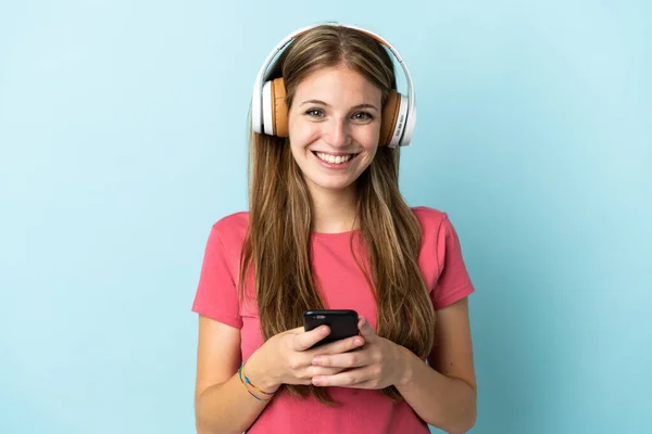 Jeune Femme Caucasienne Isolée Sur Fond Bleu Écoutant Musique Avec — Photo