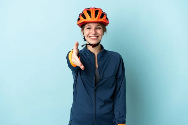 Mavi Arka Planda Izole Edilmiş Genç Bisikletçi Kadın Iyi Bir — Stok fotoğraf