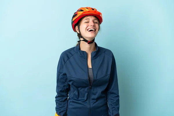 Jonge Fietser Vrouw Geïsoleerd Blauwe Achtergrond Lachen — Stockfoto