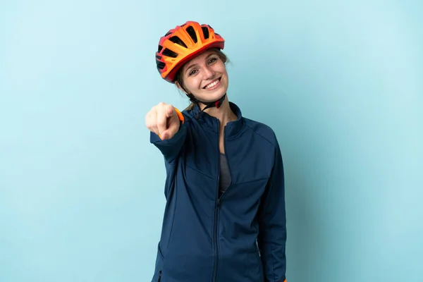 Joven Ciclista Mujer Aislada Sobre Fondo Azul Apuntando Frente Con — Foto de Stock
