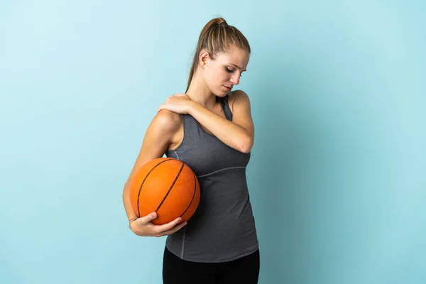 농구를 여자가 노력을 기울인 것때문에 어깨에 통증을 느끼는 배경에 고립되어 — 스톡 사진
