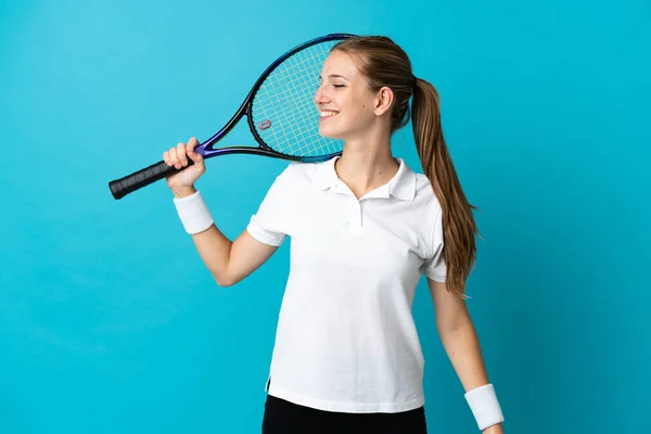 Mladá Žena Tenista Izolovaný Modrém Pozadí Hledá Straně — Stock fotografie