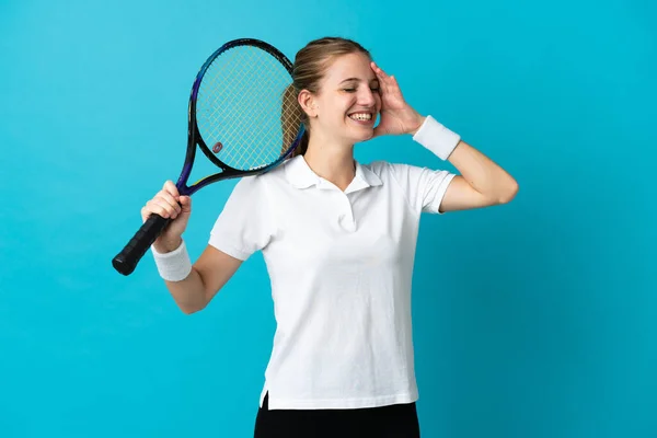 Молода Жінка Тенісистка Ізольована Синьому Фоні Багато Посміхаючись — стокове фото
