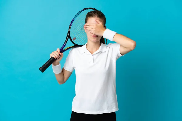Mujer Joven Tenista Aislada Sobre Fondo Azul Cubriendo Los Ojos —  Fotos de Stock