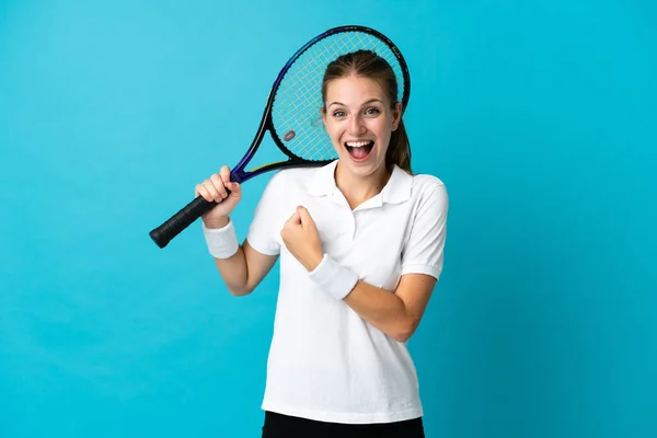 Genç Bayan Tenisçi Mavi Arka Planda Tek Başına Zaferi Kutluyor — Stok fotoğraf