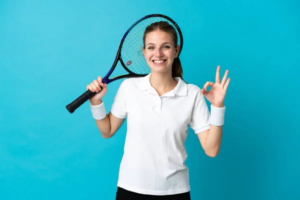 若いです女性テニス選手隔離上の青の背景ショーOk Signとともに指 — ストック写真