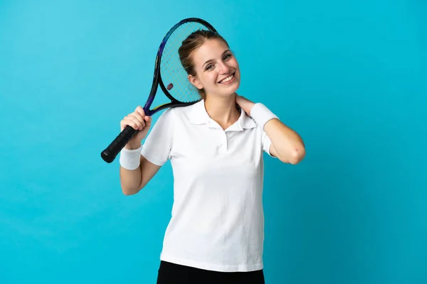 若いです女性テニス選手隔離上の青の背景笑い — ストック写真