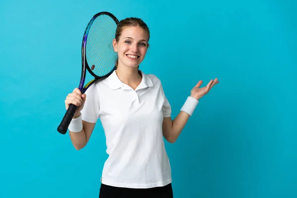 Joven Jugadora Tenis Aislada Sobre Fondo Azul Extendiendo Las Manos — Foto de Stock