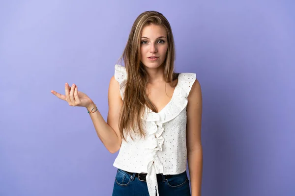 Jonge Blanke Vrouw Geïsoleerde Achtergrond Maken Twijfels Gebaar — Stockfoto