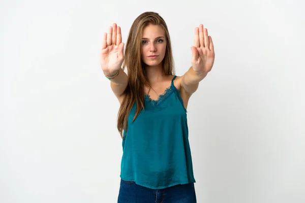Νεαρή Καυκάσιος Γυναίκα Πάνω Από Απομονωμένο Υπόβαθρο Κάνει Χειρονομία Στάση — Φωτογραφία Αρχείου