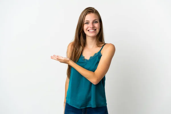 Kafkasyalı Genç Bir Kadın Soyutlanmış Bir Arka Planda Gülümserken Bir — Stok fotoğraf