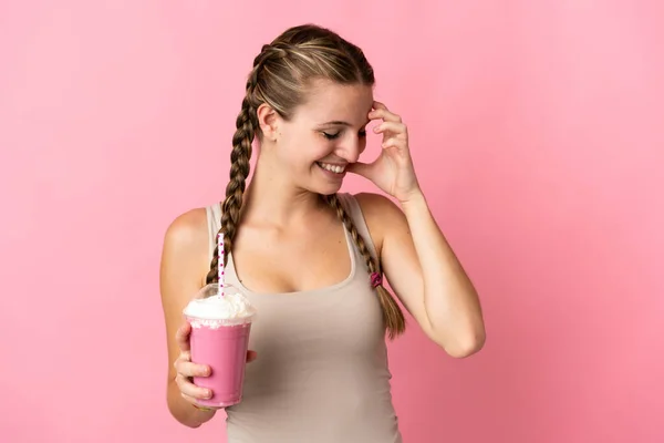 Mujer Joven Con Batido Fresa Aislado Sobre Fondo Rosa Riendo —  Fotos de Stock