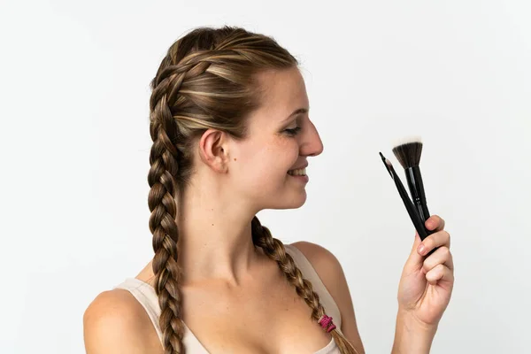 Mulher Branca Jovem Isolado Fundo Branco Segurando Escova Maquiagem Olhe — Fotografia de Stock